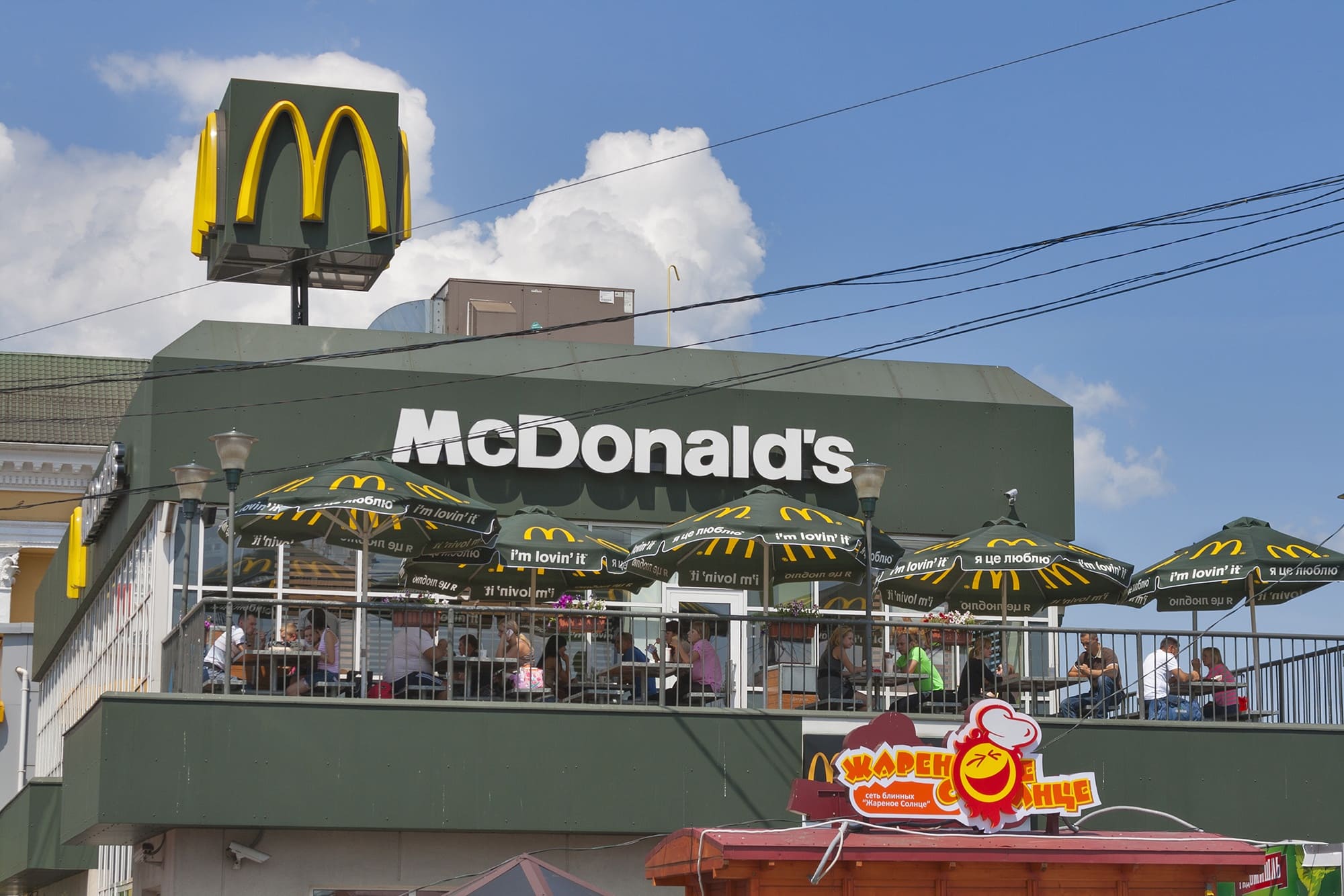 У Києві на Вокзальній площі демонтують McDonald’s: що сталося