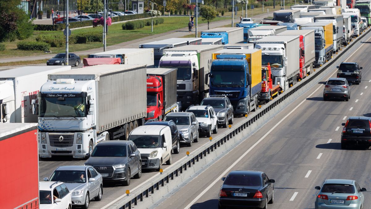 В Києві обмежили рух певного транспорту: що відомо