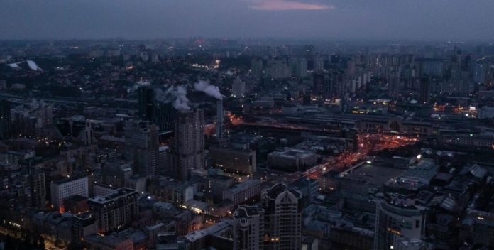 Бізнес зможе працювати як пункт незламності під час комендантської години / Фото: depositphotos
