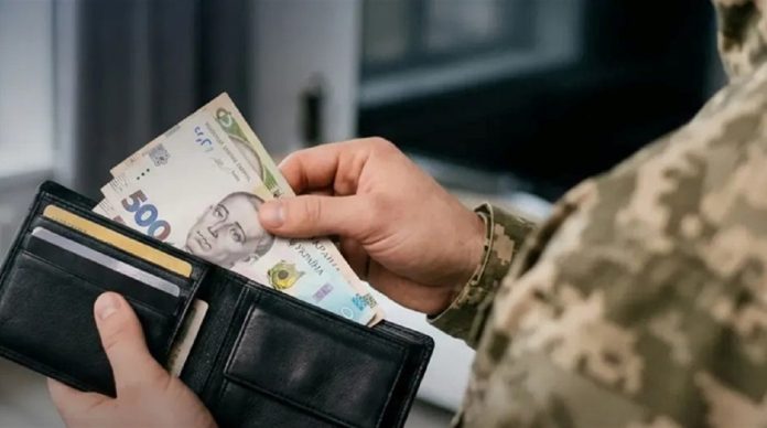 Військовослужбовці, мобілізовані та резервісти можуть не сплачувати відсотки й штрафи за кредитами на час служби (фото з відкритих джерел)
