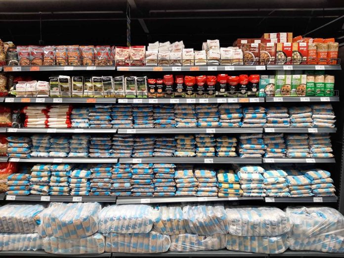 Полиці з продуктами в АТБ