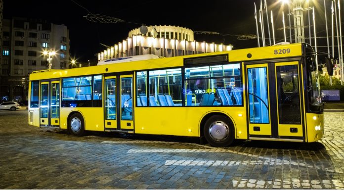 Новий автобус між правим і лівим берегами